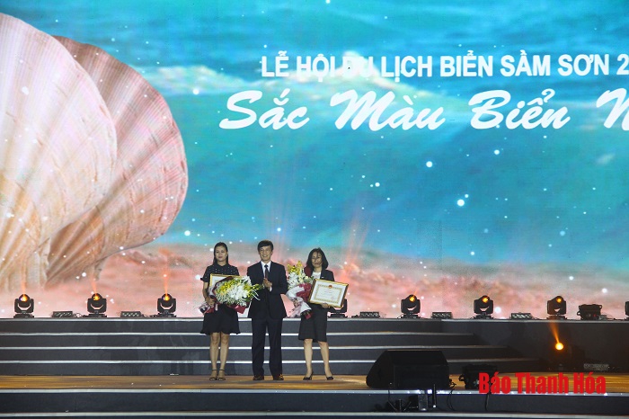 Đồng chí Chủ tịch UBND tỉnh Nguyễn Đình Xứng trao Bằng khen và hoa cho các nhà tài trợ Lễ hội du lịch Sầm Sơn năm 2019.
